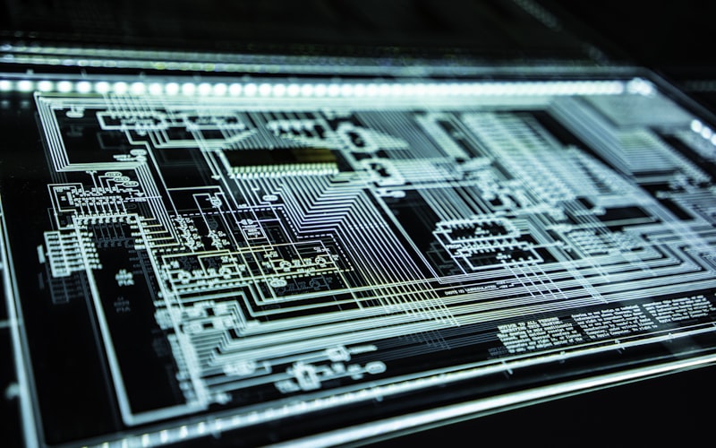 Ilustrasi konsep keamanan siber dengan ikon gembok dan perisai di atas layar komputer
